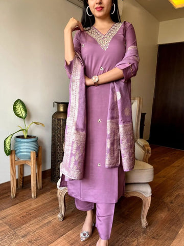 Elegance Heavy Chanderi Embroidered Kurta Set For Women
